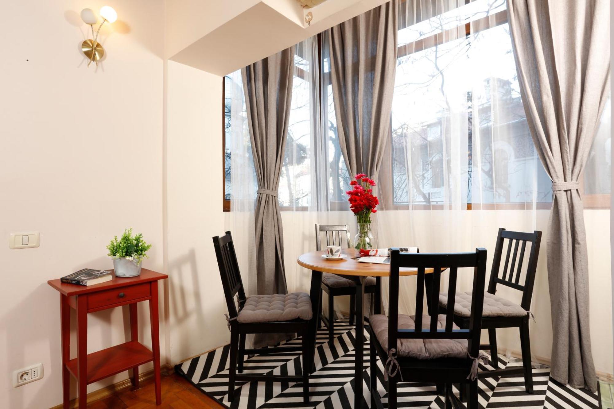 Peaceful Getaway - Generous 3-Bedroom Sanctuary - Close To Historic Old Town Bukarest Eksteriør billede