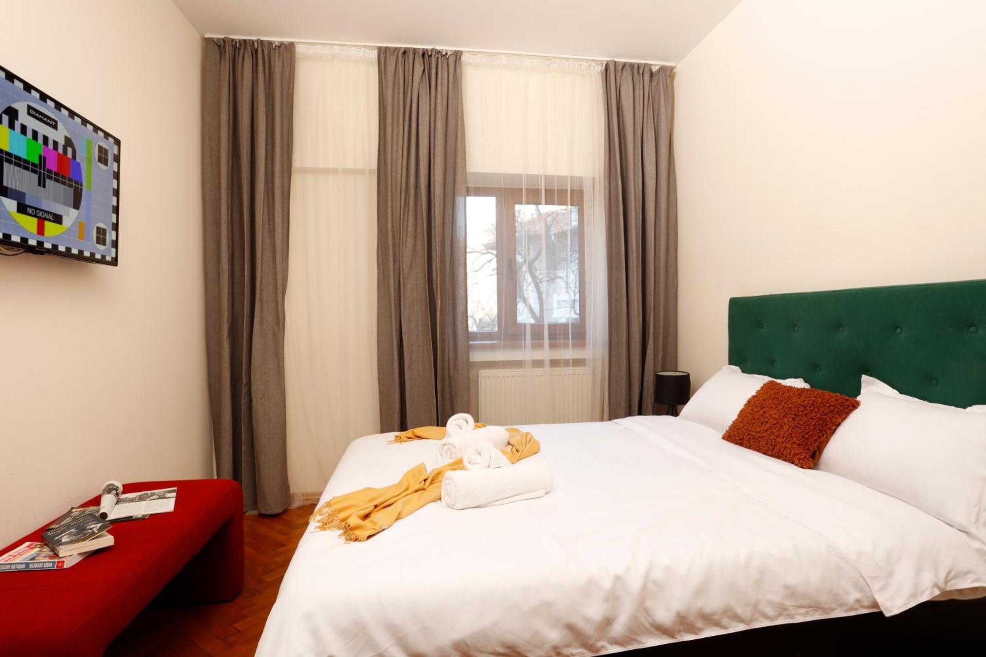 Peaceful Getaway - Generous 3-Bedroom Sanctuary - Close To Historic Old Town Bukarest Eksteriør billede