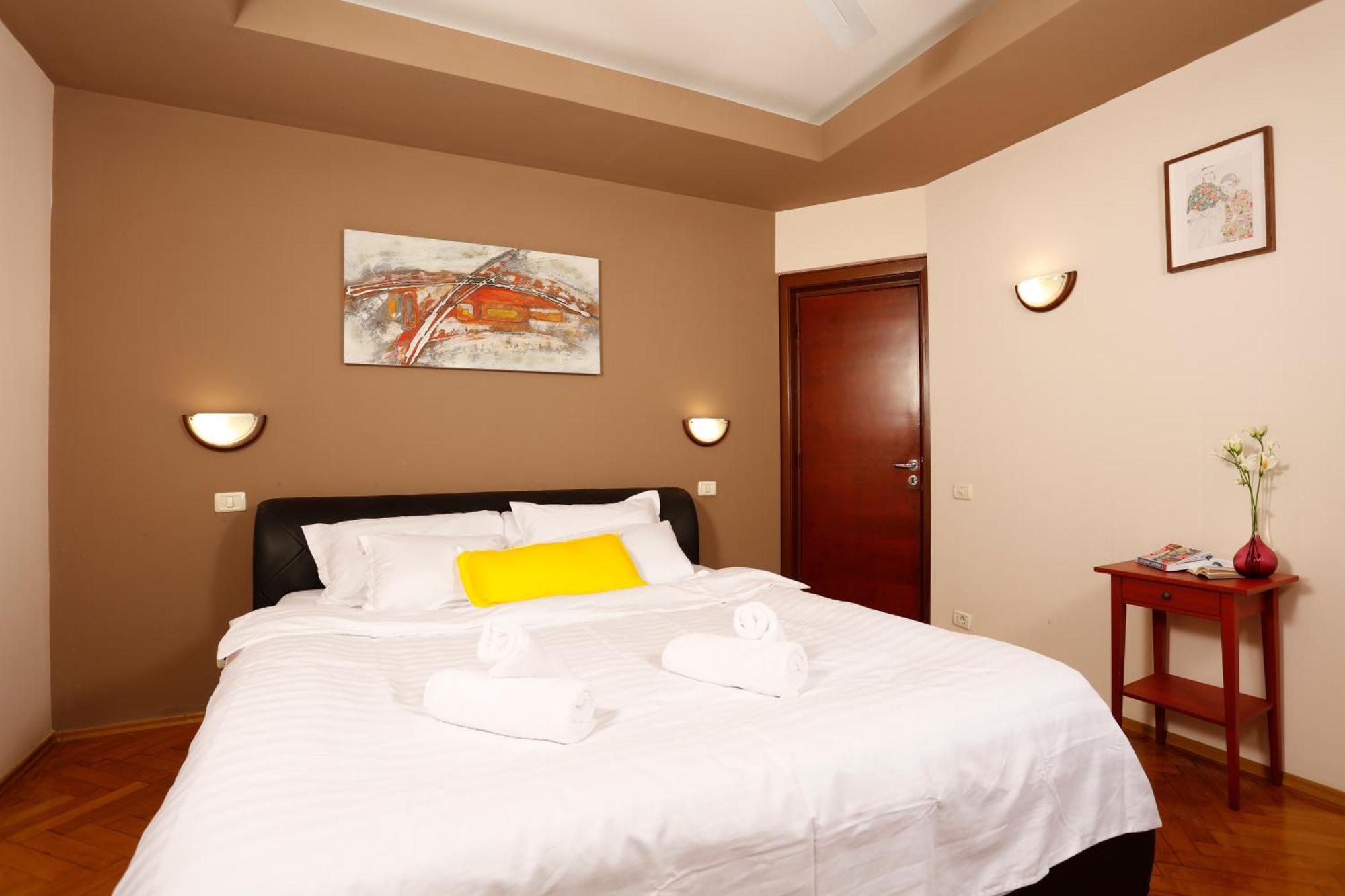 Peaceful Getaway - Generous 3-Bedroom Sanctuary - Close To Historic Old Town Bukarest Eksteriør billede