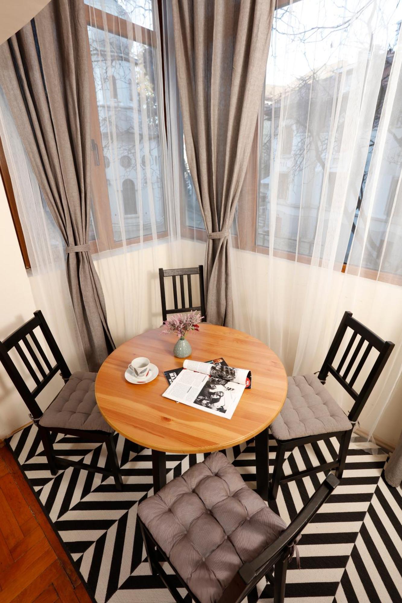 Peaceful Getaway - Generous 3-Bedroom Sanctuary - Close To Historic Old Town Bukarest Eksteriør billede