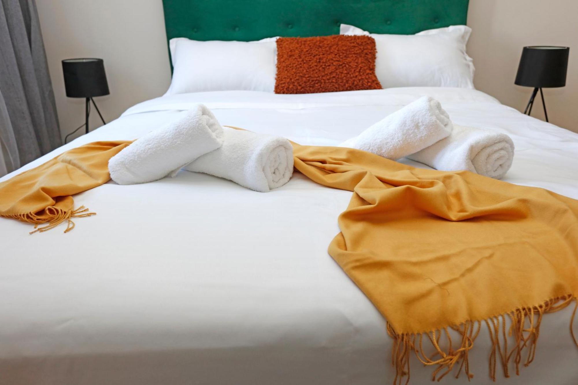 Peaceful Getaway - Generous 3-Bedroom Sanctuary - Close To Historic Old Town Bukarest Eksteriør billede