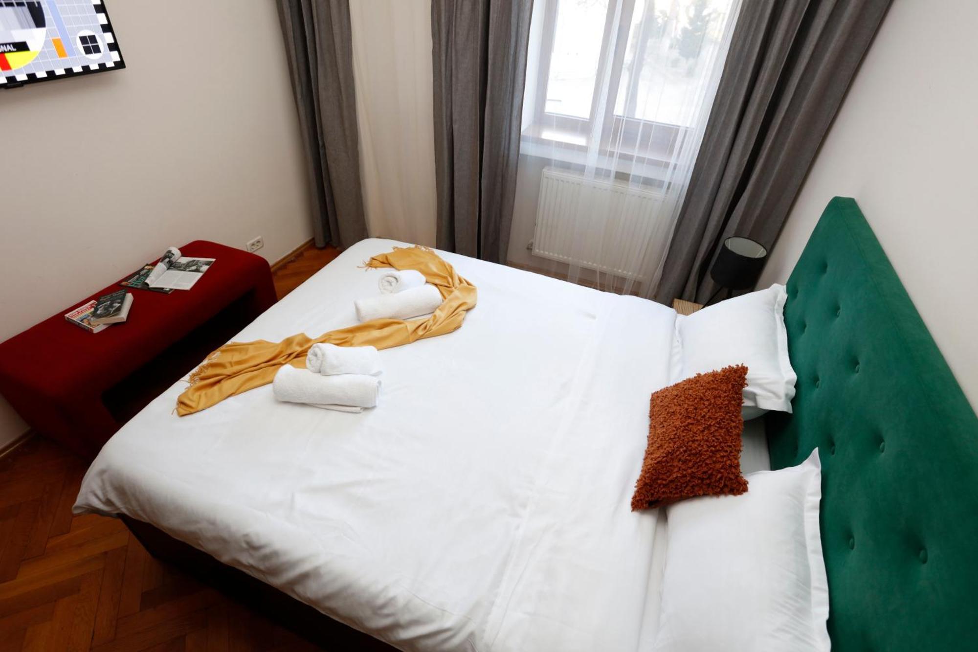 Peaceful Getaway - Generous 3-Bedroom Sanctuary - Close To Historic Old Town Bukarest Eksteriør billede