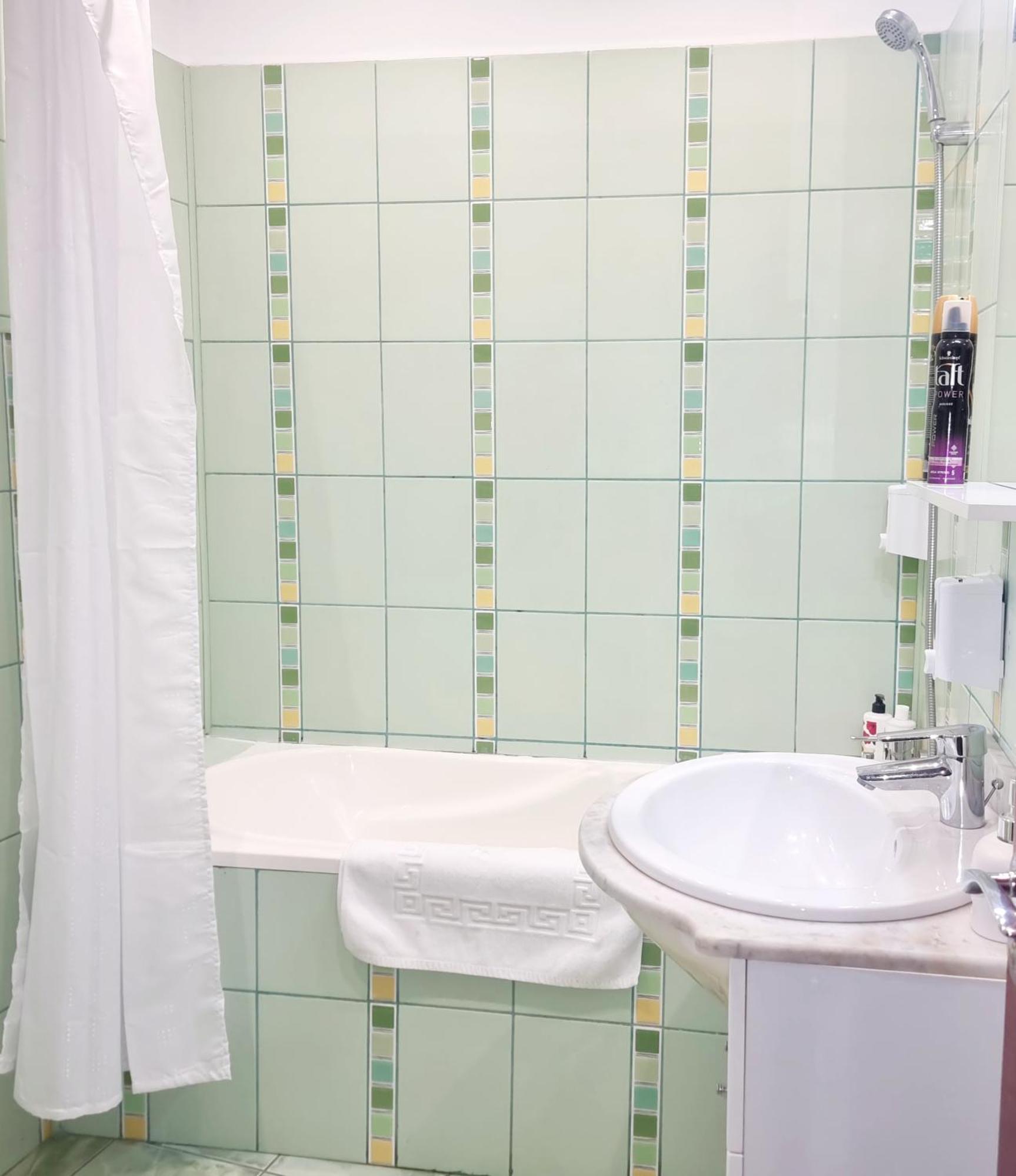 Peaceful Getaway - Generous 3-Bedroom Sanctuary - Close To Historic Old Town Bukarest Eksteriør billede