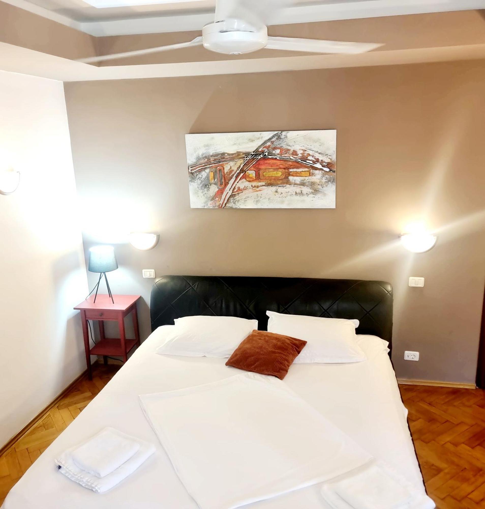 Peaceful Getaway - Generous 3-Bedroom Sanctuary - Close To Historic Old Town Bukarest Eksteriør billede