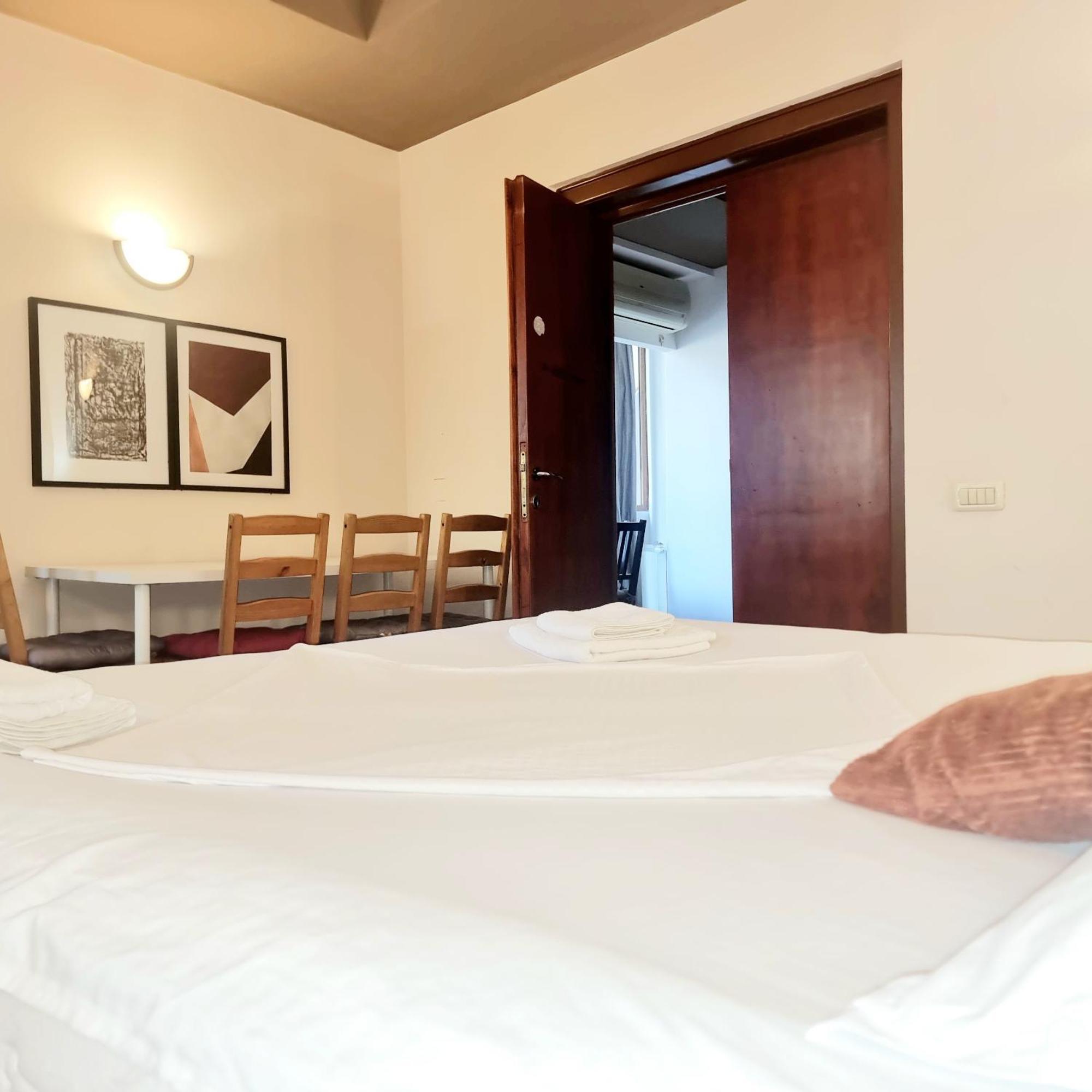 Peaceful Getaway - Generous 3-Bedroom Sanctuary - Close To Historic Old Town Bukarest Eksteriør billede