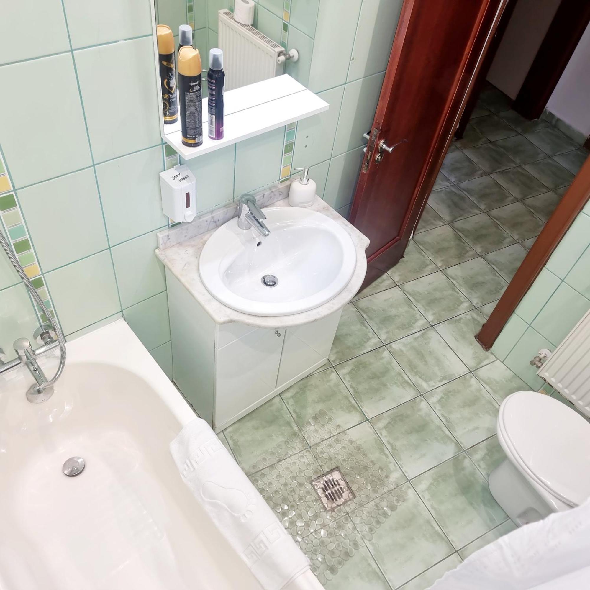 Peaceful Getaway - Generous 3-Bedroom Sanctuary - Close To Historic Old Town Bukarest Eksteriør billede