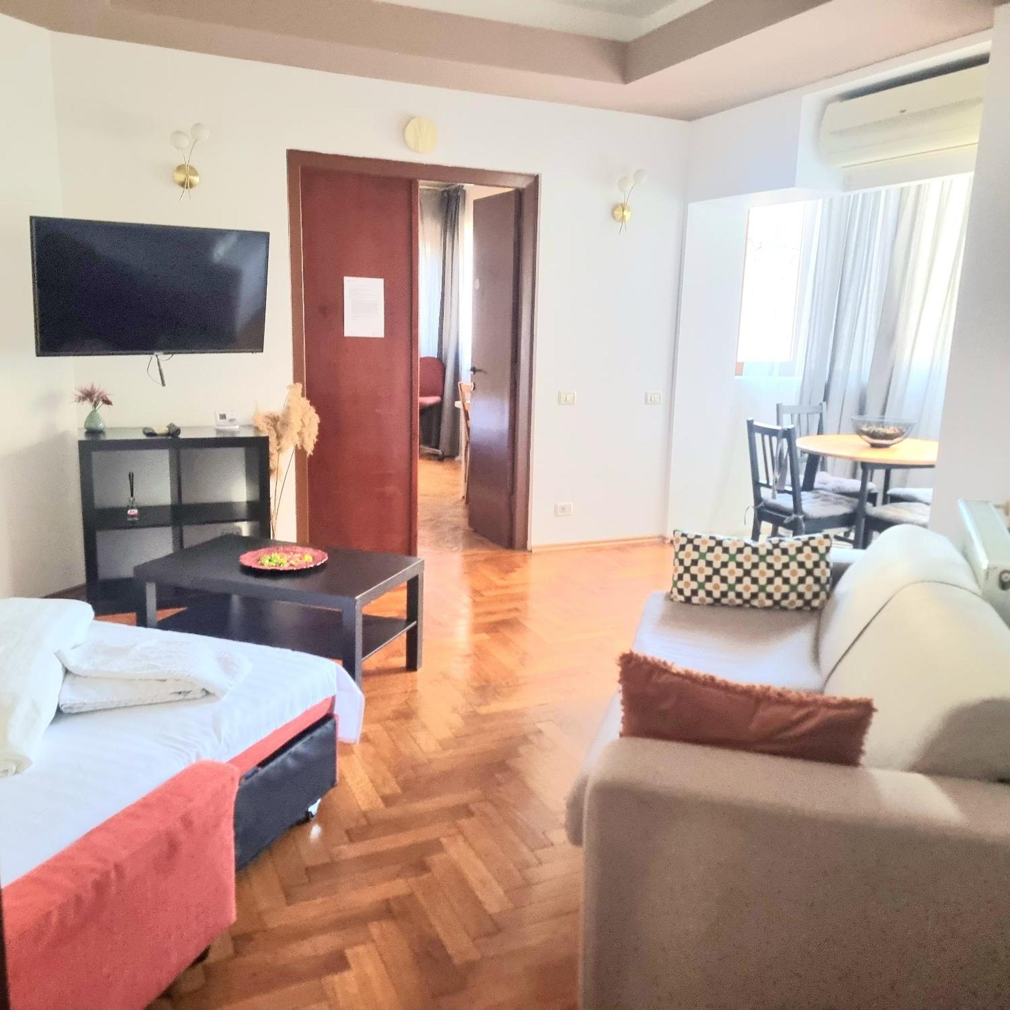 Peaceful Getaway - Generous 3-Bedroom Sanctuary - Close To Historic Old Town Bukarest Eksteriør billede