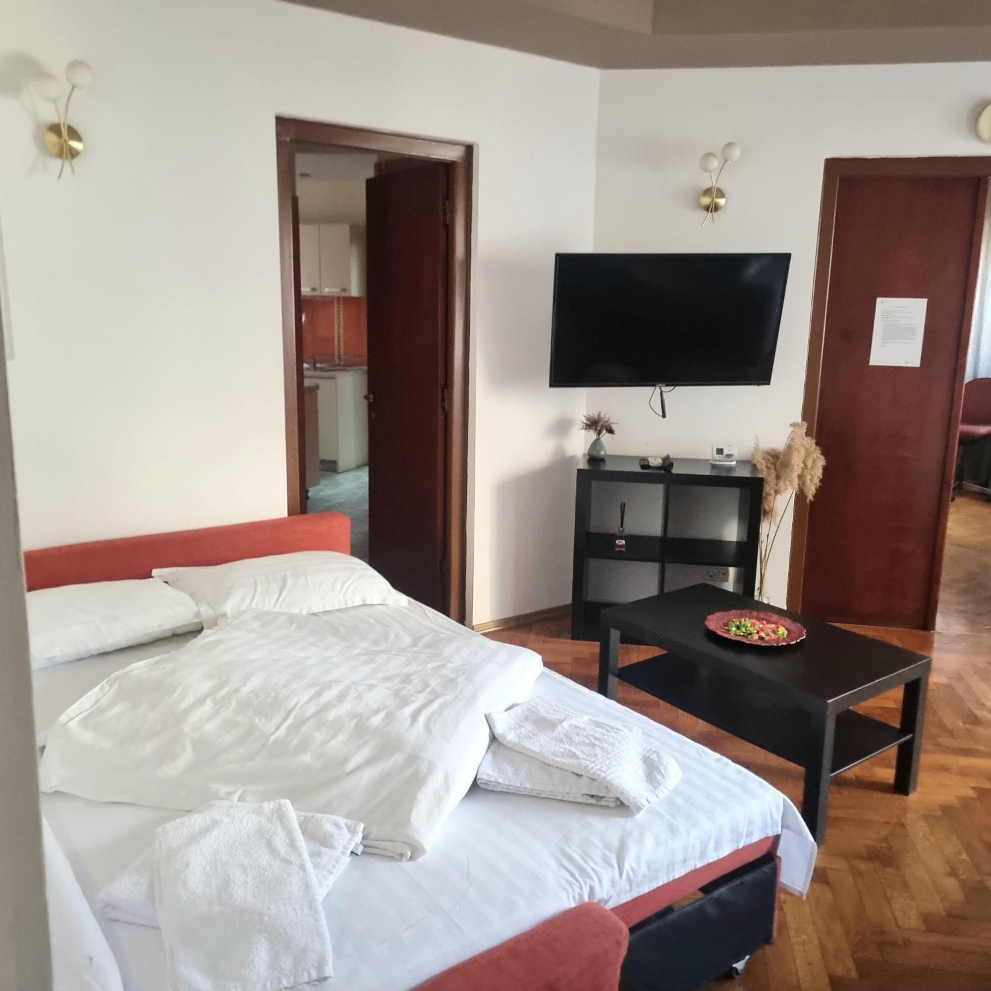 Peaceful Getaway - Generous 3-Bedroom Sanctuary - Close To Historic Old Town Bukarest Eksteriør billede