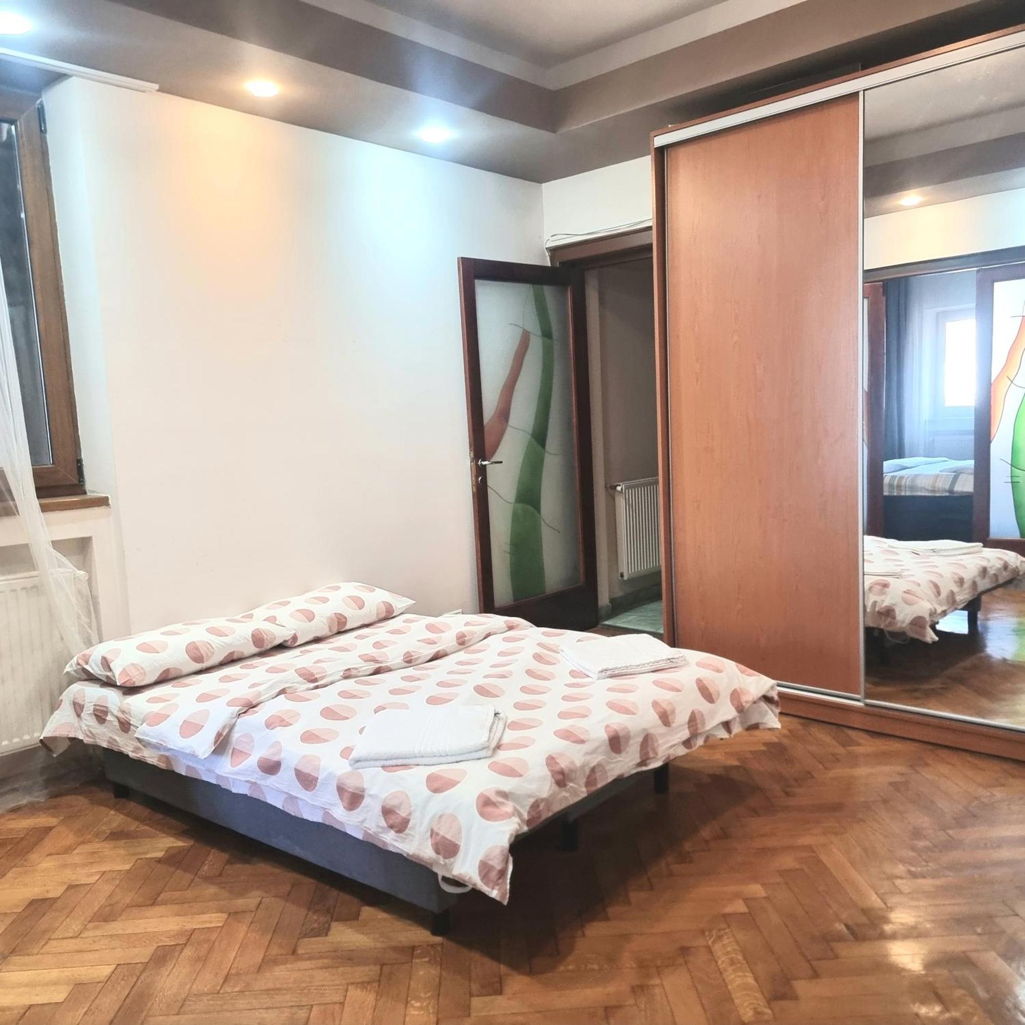 Peaceful Getaway - Generous 3-Bedroom Sanctuary - Close To Historic Old Town Bukarest Eksteriør billede