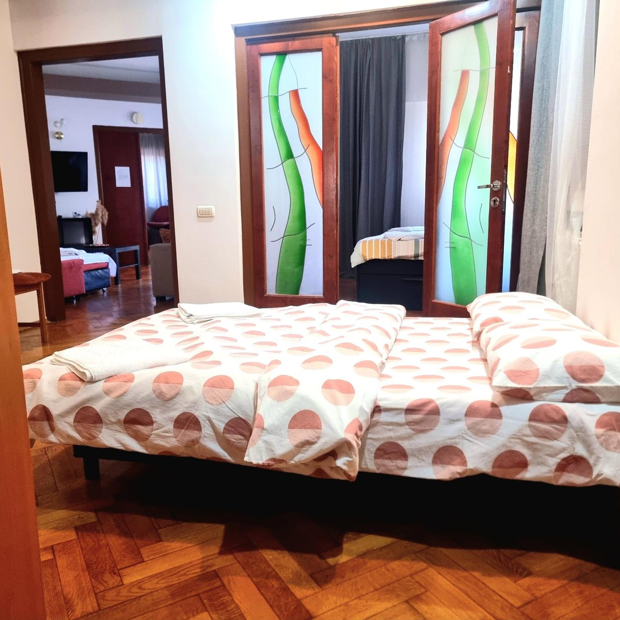 Peaceful Getaway - Generous 3-Bedroom Sanctuary - Close To Historic Old Town Bukarest Eksteriør billede