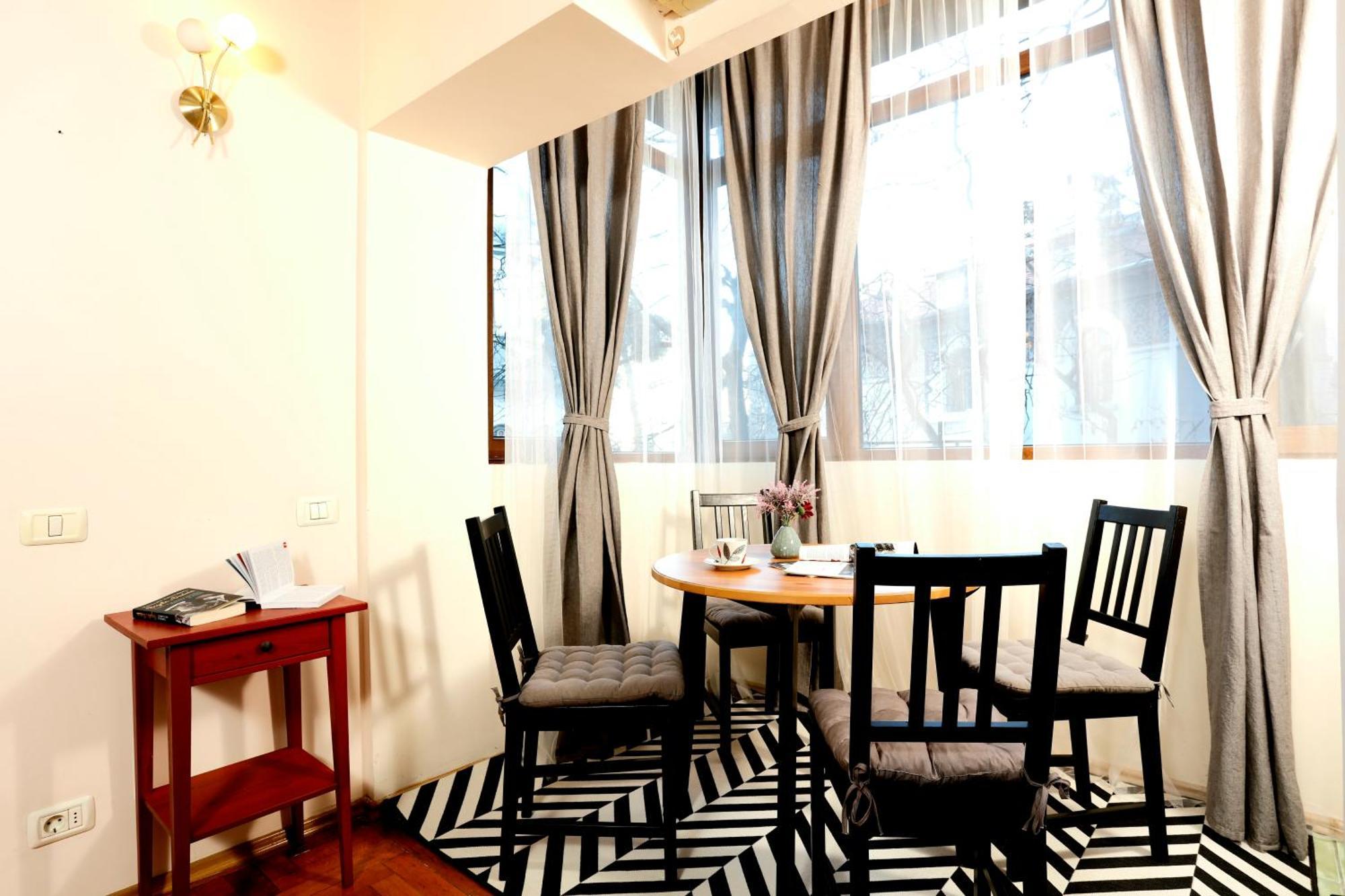 Peaceful Getaway - Generous 3-Bedroom Sanctuary - Close To Historic Old Town Bukarest Eksteriør billede