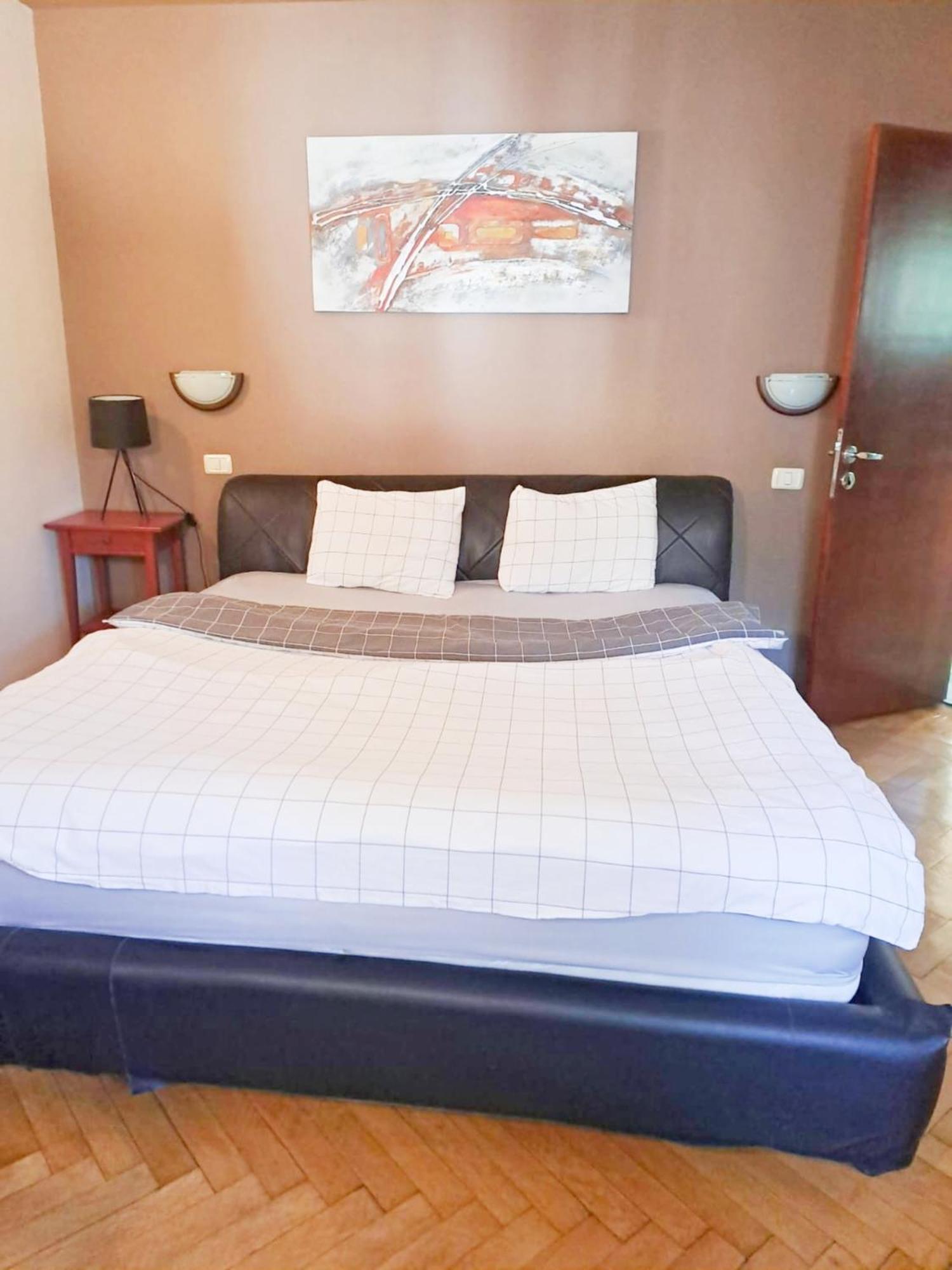 Peaceful Getaway - Generous 3-Bedroom Sanctuary - Close To Historic Old Town Bukarest Eksteriør billede
