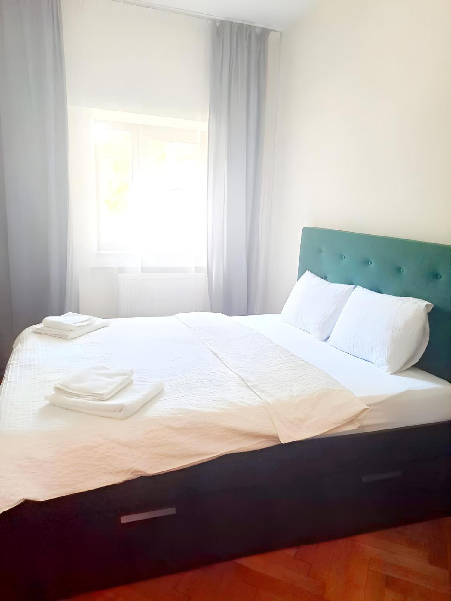 Peaceful Getaway - Generous 3-Bedroom Sanctuary - Close To Historic Old Town Bukarest Eksteriør billede
